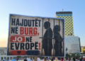 Dita e 73-të e protestës, qytetarët “flasin” me pankarta: Hajdutët në burg, jo në Evropë!”
