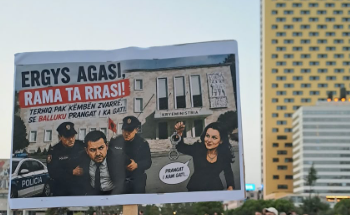 Pankartat ironike nga protesta e 89-të për arrestimin e Agasit: Tërhiq këmbën zvarrë, Balluku prangat i ka gati!