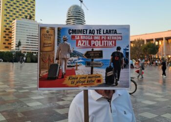 Qytetarët me mesazhe dhe ironi përmes pankartave në protestë: Çmimet aq të larta sa rroga ime po kërkon azil politik!