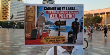 Qytetarët me mesazhe dhe ironi përmes pankartave në protestë: Çmimet aq të larta sa rroga ime po kërkon azil politik!