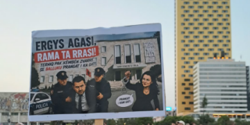 Pankartat ironike nga protesta e 89-të për arrestimin e Agasit: Tërhiq këmbën zvarrë, Balluku prangat i ka gati!