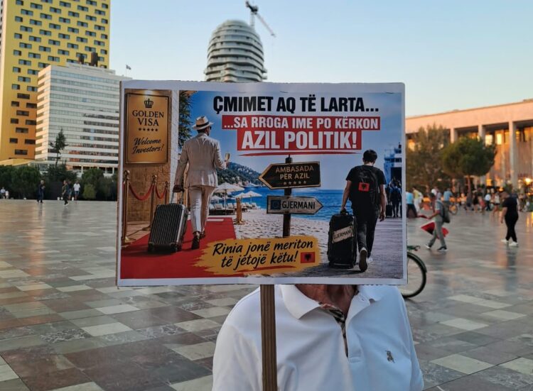 Qytetarët me mesazhe dhe ironi përmes pankartave në protestë: Çmimet aq të larta sa rroga ime po kërkon azil politik!