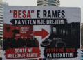 Pankartat pikante/ Qytetarët ironizojnë “Besën” e Ramës: Sonte në mbledhje partie, nesër në burg pa diskutim!