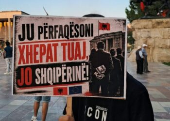 74 ditë revoltë, mesazhet përmes pankartave: Përfaqësoni xhepat tuaj, jo Shqipërinë!