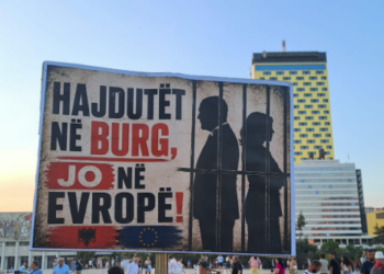 Dita e 73-të e protestës, qytetarët “flasin” me pankarta: Hajdutët në burg, jo në Evropë!”