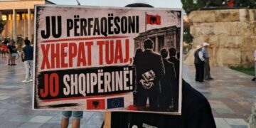 74 ditë revoltë, mesazhet përmes pankartave: Përfaqësoni xhepat tuaj, jo Shqipërinë!