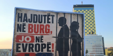 Dita e 73-të e protestës, qytetarët “flasin” me pankarta: Hajdutët në burg, jo në Evropë!”