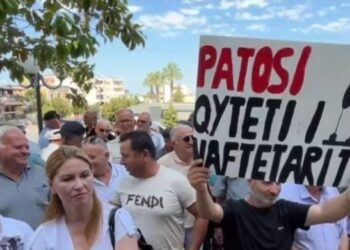 Patosi në protestë: Mos na bashkoni me Fierin, duan të shkatërrojnë qytetin e naftëtarëve