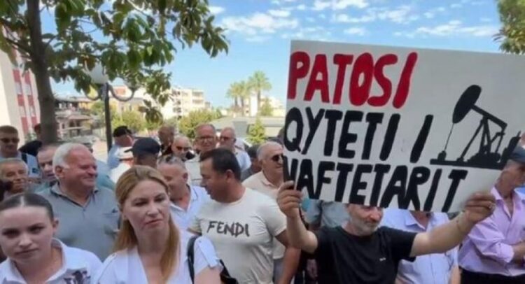 Patosi në protestë: Mos na bashkoni me Fierin, duan të shkatërrojnë qytetin e naftëtarëve