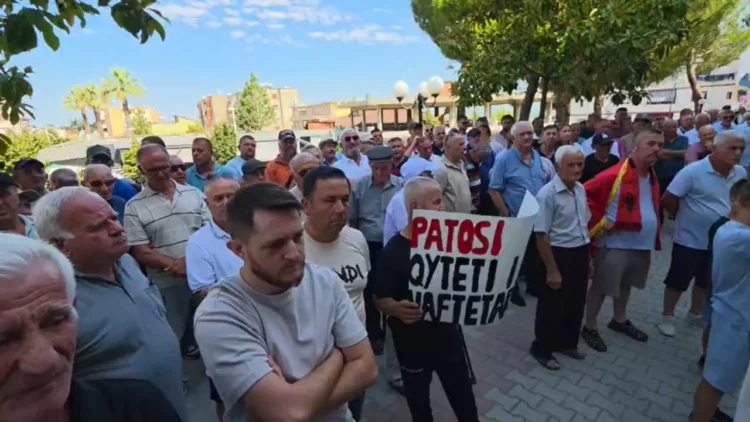 “Larg duart nga Patosi”, qytetarët protestojnë kundër bashkimit me Fierin