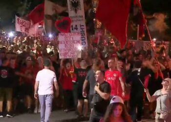 Përfundon protesta e 71-të antiqeveritare, qytetarët: Shqipëria e rinisë, jo e partisë!