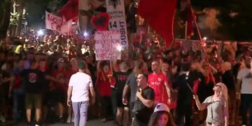 Përfundon protesta e 71-të antiqeveritare, qytetarët: Shqipëria e rinisë, jo e partisë!