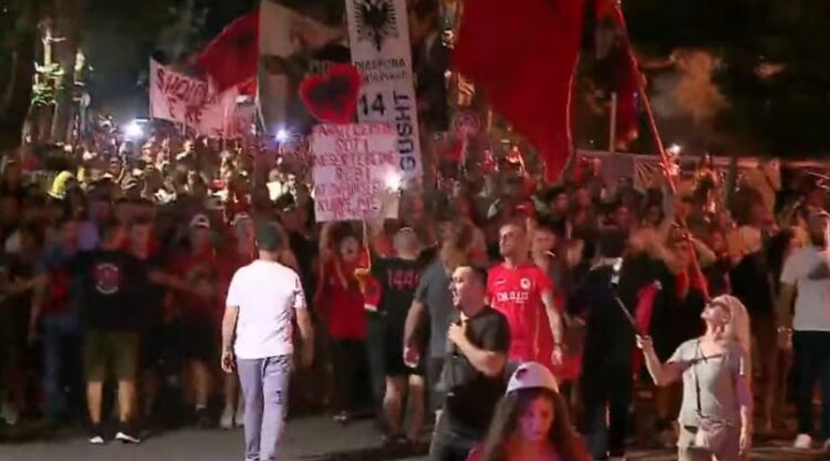 Përfundon protesta e 71-të antiqeveritare, qytetarët: Shqipëria e rinisë, jo e partisë!