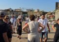 Plehrat e Durrësit grumbullohen në Spitallë, banorët ngrihen në protestë: Nuk hapim dot dritaret