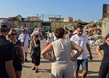Plehrat e Durrësit grumbullohen në Spitallë, banorët ngrihen në protestë: Nuk hapim dot dritaret