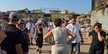 Plehrat e Durrësit grumbullohen në Spitallë, banorët ngrihen në protestë: Nuk hapim dot dritaret