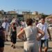 Plehrat e Durrësit grumbullohen në Spitallë, banorët ngrihen në protestë: Nuk hapim dot dritaret