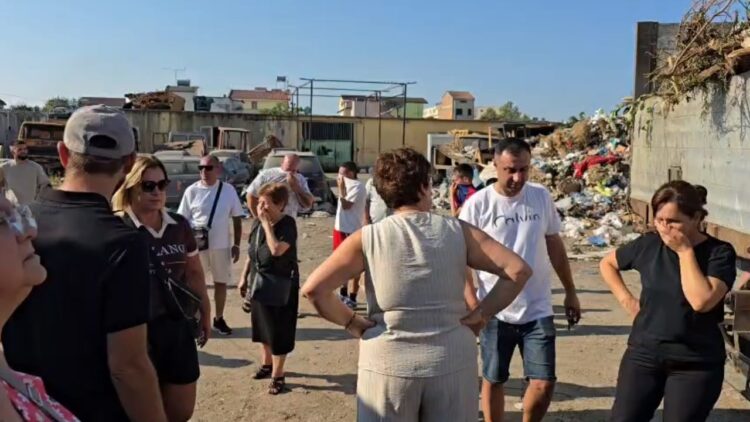 Plehrat e Durrësit grumbullohen në Spitallë, banorët ngrihen në protestë: Nuk hapim dot dritaret