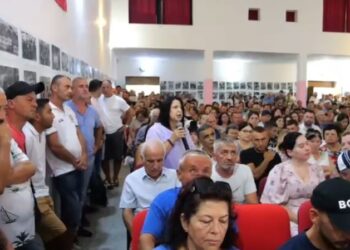 Banorët e Poliçanit ngrihen kundër shkrirjes me Beratin, mesazh Ramës: Vëri gishtin kokës! S’kemi bërë turp me djegien e teserave!