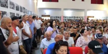 Banorët e Poliçanit ngrihen kundër shkrirjes me Beratin, mesazh Ramës: Vëri gishtin kokës! S’kemi bërë turp me djegien e teserave!