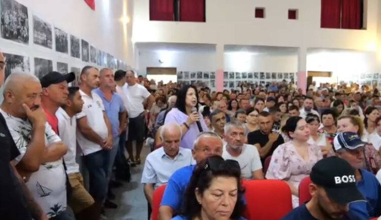 Banorët e Poliçanit ngrihen kundër shkrirjes me Beratin, mesazh Ramës: Vëri gishtin kokës! S’kemi bërë turp me djegien e teserave!