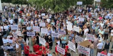 Poliçani ngrihet kundër PS-së, 15 këshilltarë votojnë kundër shkrirjes, kërcënojnë me dorëheqje