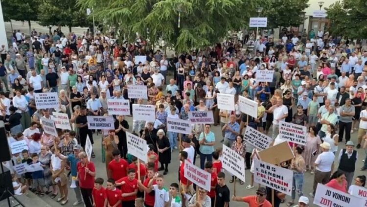 Poliçani ngrihet kundër PS-së, 15 këshilltarë votojnë kundër shkrirjes, kërcënojnë me dorëheqje