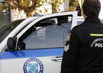 Shqiptari ekzekuton gruan me thikë para syve të fëmijëve dhe tenton t’i japë fund jetës