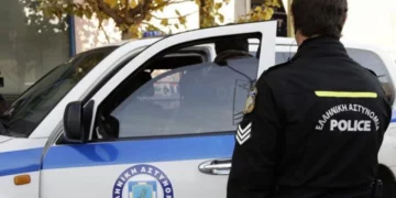 Shqiptari ekzekuton gruan me thikë para syve të fëmijëve dhe tenton t’i japë fund jetës