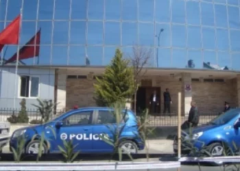26-vjeçari përplas makinën e policisë, 2 efektivë të plagosur