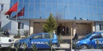 26-vjeçari përplas makinën e policisë, 2 efektivë të plagosur