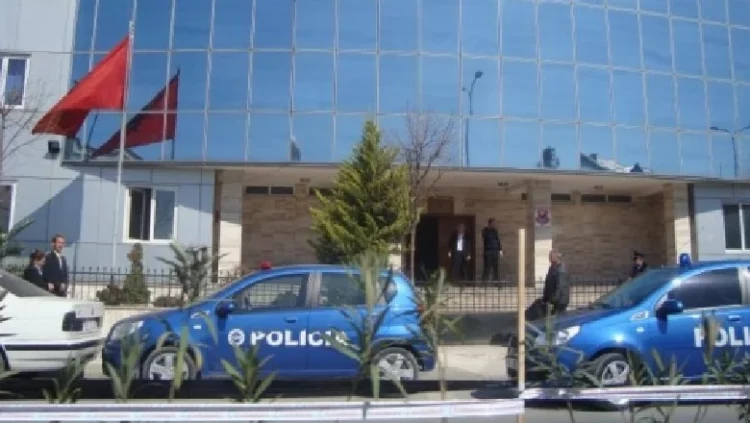 26-vjeçari përplas makinën e policisë, 2 efektivë të plagosur