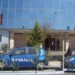 26-vjeçari përplas makinën e policisë, 2 efektivë të plagosur