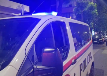 RENEA dhe Policia aksion në Korçë, kontrolle në një pallat për kapjen e të dënuarit me 18 vite burg për vrasje