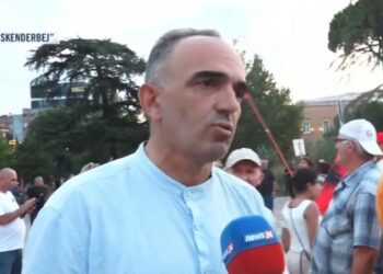 Profesori në protestë: Artistët dhe kolegët e mi duhet të jenë në shesh! Të reagojmë kundër së keqes
