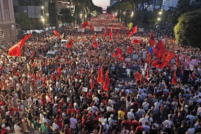 91 ditë revoltë/ Qytetarët vijojnë protestat, kërkohet dorëheqja e Ramës: Shqipëria e rinisë, jo e partisë!