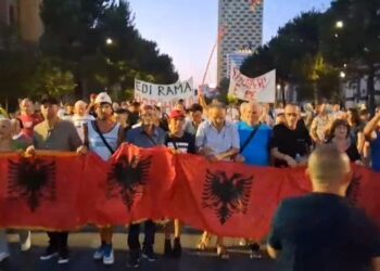 Nis marshimi i qytetarëve nga sheshi “Skënderbej” drejt Kryeministrisë: Shqipëria digjet, Rama krihet