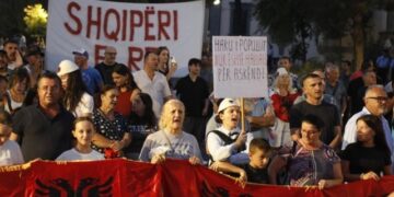 Shqiptari nga Roma në revoltën kundër Ramës: Fëmijën desh ma bënë gjysmë robi këtu në spital, të gjithë në protestë