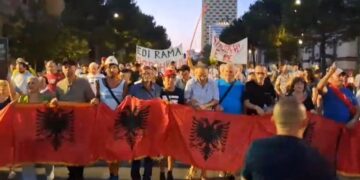 Nis marshimi i qytetarëve nga sheshi “Skënderbej” drejt Kryeministrisë: Shqipëria digjet, Rama krihet