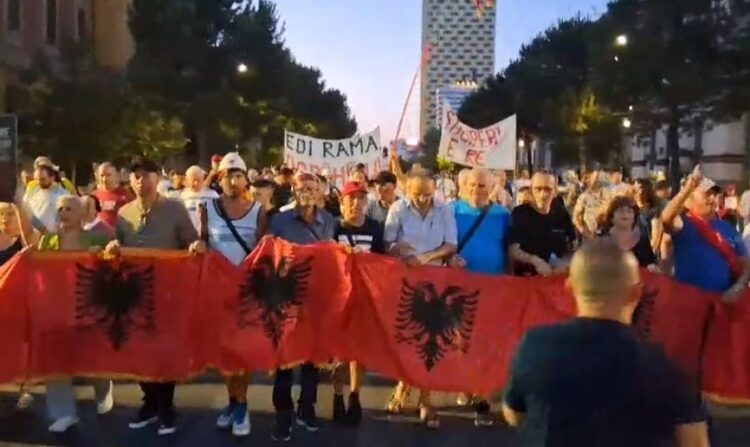 Nis marshimi i qytetarëve nga sheshi “Skënderbej” drejt Kryeministrisë: Shqipëria digjet, Rama krihet