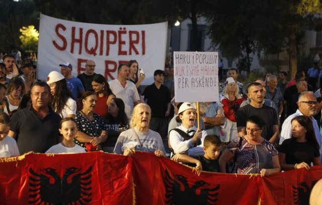 Shqiptari nga Roma në revoltën kundër Ramës: Fëmijën desh ma bënë gjysmë robi këtu në spital, të gjithë në protestë