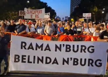 Turistja gjermane i bashkohet protestës: Vijoni qëndresën dhe luftoni për demokracinë