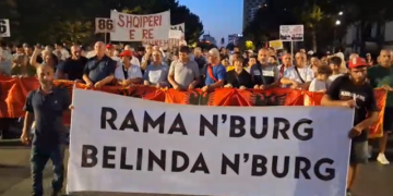 Turistja gjermane i bashkohet protestës: Vijoni qëndresën dhe luftoni për demokracinë
