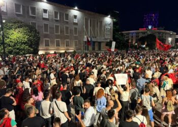 Protestat kundër Ramës/ Tre veliera me aktivistë nisen nga Italia drejt Shqipërisë në mbështetje të “Revolucionit të Flamingove”