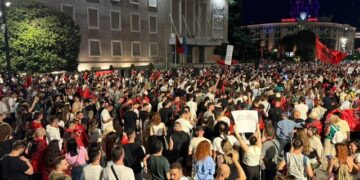 Protestat kundër Ramës/ Tre veliera me aktivistë nisen nga Italia drejt Shqipërisë në mbështetje të “Revolucionit të Flamingove”