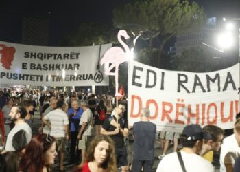Sot dita e 71-të e revoltës/ Qytetarët nuk heqin dorë, kërkojnë ndryshim të klasës politike
