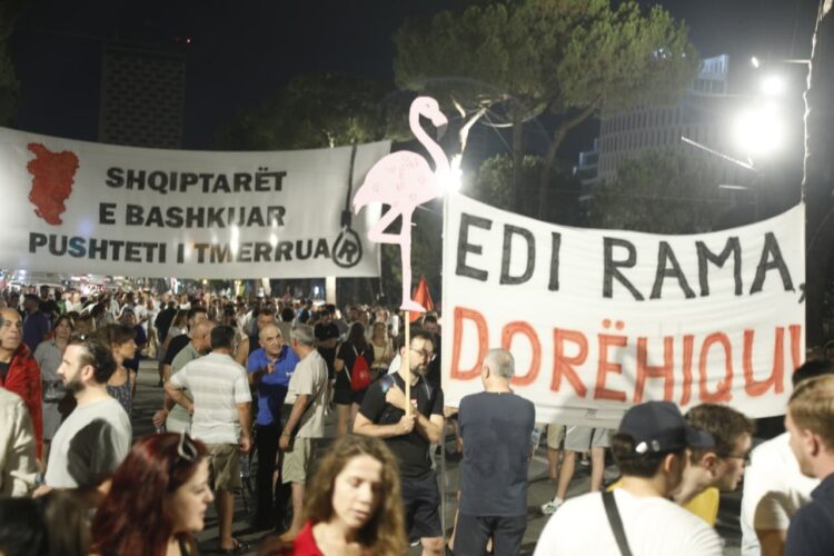 Sot dita e 71-të e revoltës/ Qytetarët nuk heqin dorë, kërkojnë ndryshim të klasës politike