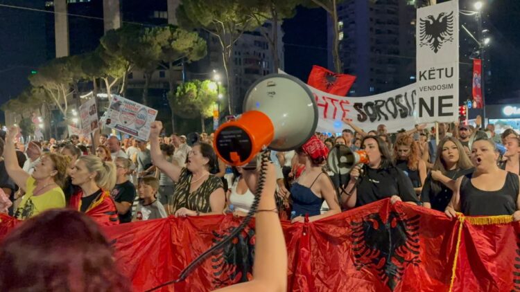 87 ditë revolucion! Shqiptarët nuk tërhiqen deri në dorëheqjen e kryeministrit Rama: Shqipëria është e jona!