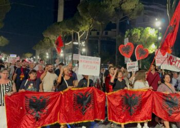 Qytetarët vijojnë protestën në ditën e 93-të: Të shpëtojmë atdheun duke shporrur kryehajdutin Rama