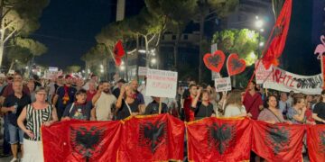 Qytetarët vijojnë protestën në ditën e 93-të: Të shpëtojmë atdheun duke shporrur kryehajdutin Rama